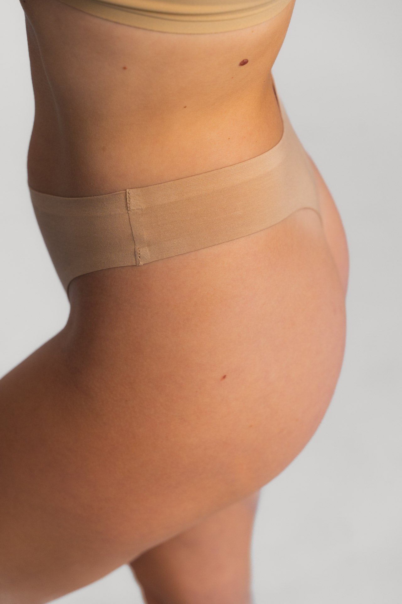 Bezešvá tanga LUXE BEIGE - 2 ks