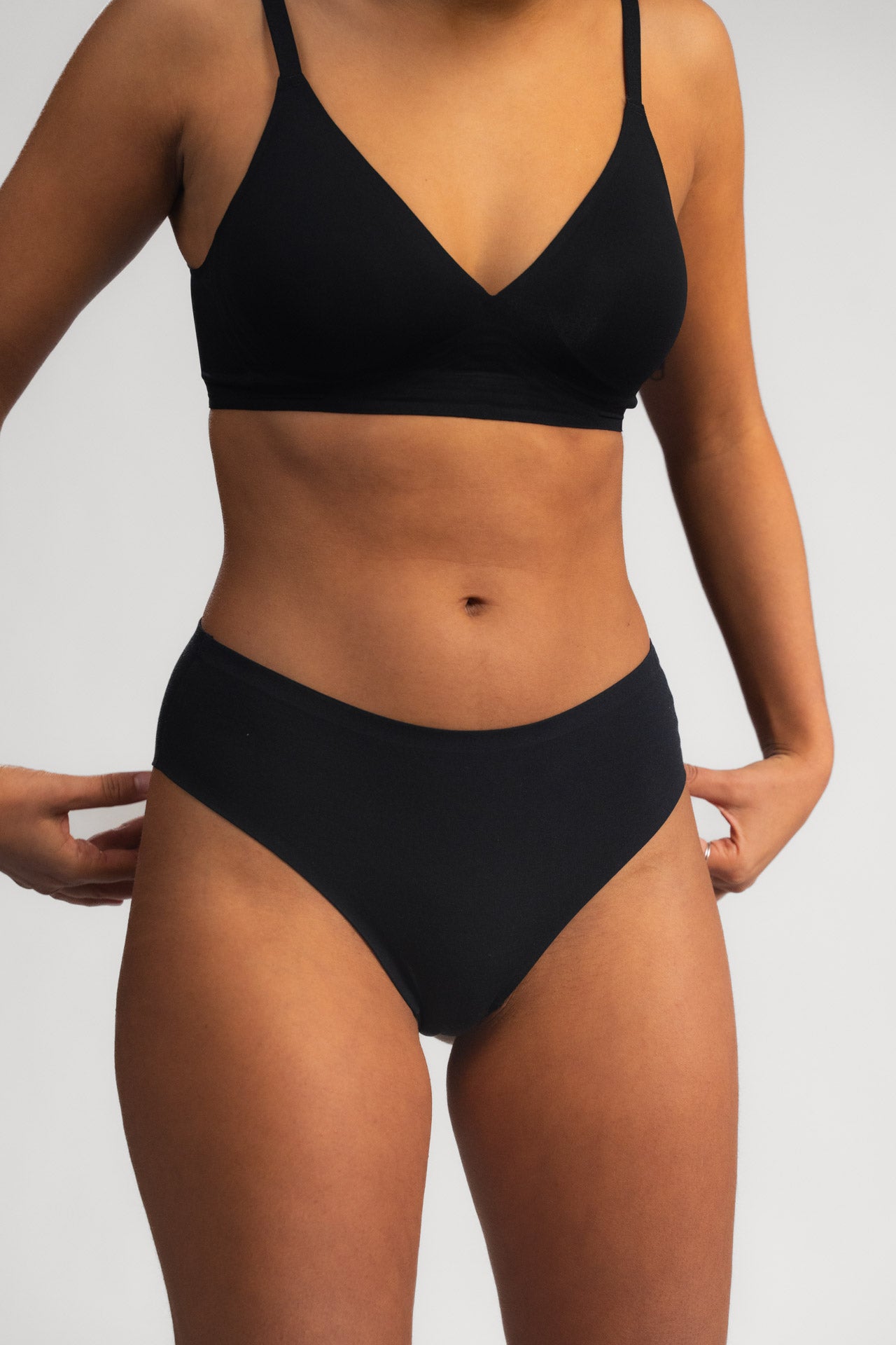 Bezešvé podprsenky LUXE ČERNÝ - 2 ks