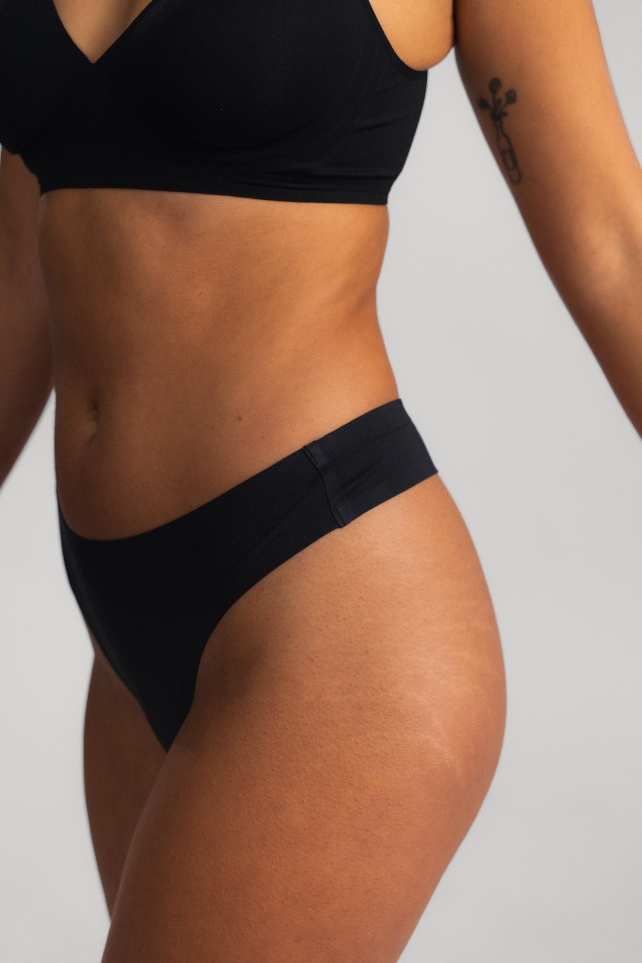 Bezešvá tanga LUXE ČERNÁ - 2 ks